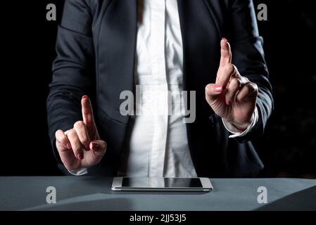 Geschäftsfrau Mit Tablet Auf Dem Schreibtisch Und Zeigen Wichtige Ideen Mit Zwei Fingern. Frau Mit Telefon Zeigt Verschiedene Anouncements. Führungskraft Stockfoto