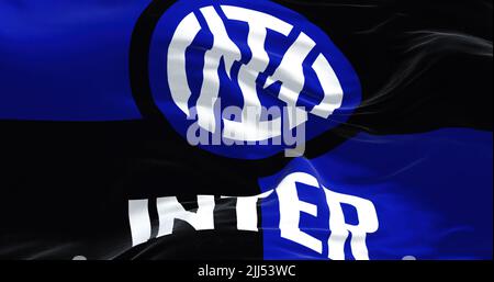 Mailand, Italien, 2022. Juli: Die Flagge des Inter Football Club winkt im Wind. Inter ist ein professioneller Fußballverein mit Sitz in Mailand, Italien Stockfoto