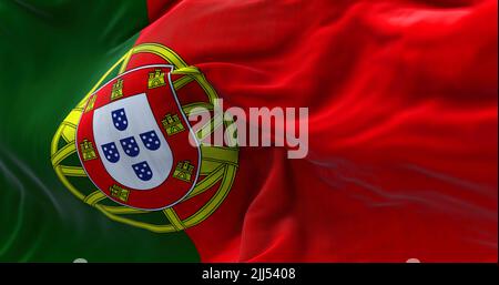 Nahaufnahme der portugiesischen Nationalflagge, die im Wind schwenkt. Portugal ist ein europäisches Land in Westeuropa. Fabric-Hintergrund Stockfoto