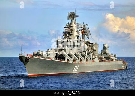 SEWASTOPOL, RUSSLAND - 25. Februar 2022, Cruiser Moskva das Schiff nahm an der Eroberung von Snake Island.jpg Teil Stockfoto