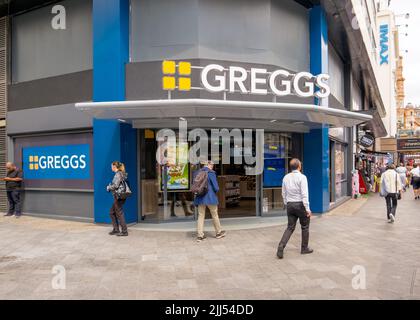 Greggs The Bakers eröffnet Geschäft am One Leicesters Square, Central London, England, Großbritannien. Stockfoto