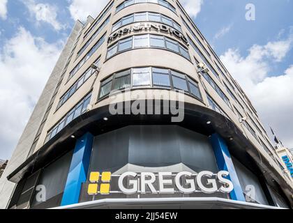 Greggs The Bakers eröffnet Geschäft am One Leicesters Square, Central London, England, Großbritannien. Stockfoto