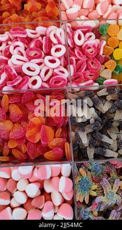 Auf einem Straßenmarkt werden verschiedene Bonbons in Süßigkeitenschalen verkauft Stockfoto