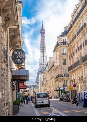 PARIS / FRANKREICH - 10. JUNI 2019: Blick auf den Eiffelturm von der Rue de l'Amiral Hamelin mit dem Hotel Elysees Union und der Botschaft von El Salvador im Hintergrund Stockfoto