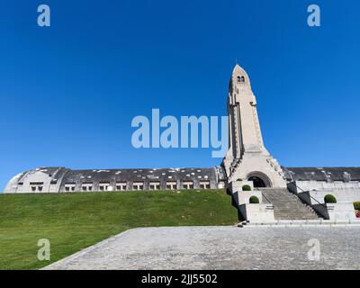 Die Rückseite des Douaumont-Ossariums befindet sich am 15 2022. Juni in Fleury-Devant Douaumont-Vaux France Stockfoto