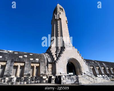 Nahaufnahme der Rückseite des Douaumont-Ossuary in Fleury-Devant Douaumont-Vaux France am 15 2022. Juni Stockfoto