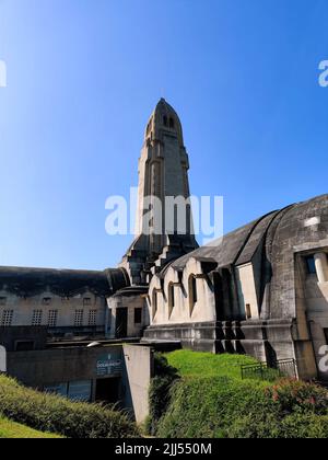 Die Vorderseite des Douaumont-Ossariums, das sich am 15 2022. Juni in Fleury-Devant Douaumont-Vaux France befindet Stockfoto