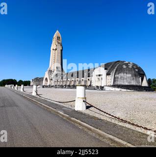 Seitenansicht des Douaumont-Ossuary am 15 2022. Juni in Fleury-Devant Douaumont-Vaux France Stockfoto