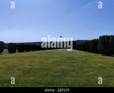 Winkende französische Flagge beim Douaumont-Beinhaus in Fleury-Devant Douaumont-Vaux Frankreich Stockfoto