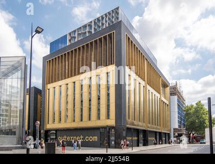 Der „Now Building“-Teil von Outernet, einem neuen Veranstaltungsort- und Medienkomplex an der Denmark Street im Londoner West End, England, Großbritannien. Stockfoto