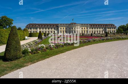 Das barocke Residenzschloss Ludwigsburg aus dem 18.. Jahrhundert, inspiriert vom Schloss Versailles. Blick vom Süden auf das neue Hauptgebäude. Baden-Württemberg, Stockfoto