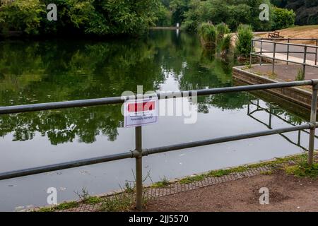 Northampton. VEREINIGTES KÖNIGREICH. 23.. Juli 2022. Die Öffentlichkeit hat davor gewarnt, sich vom Wasser im Abington Park See fernzuhalten, nachdem eine blau-grüne Algenblüte im Wasser entdeckt wurde. Kredit: Keith J Smith./Alamy Live Nachrichten Stockfoto