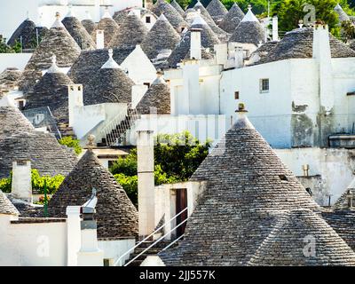 Alberobello, herrliche Aussicht auf Trulli Häuser mit typischen konischen Dächern, Apulien Region, Süditalien Stockfoto