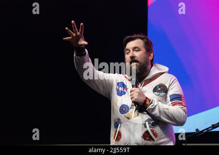 In der britischen Regierung. 22.. Juli 2022. Komiker Garrett Millerick auf der Mission Control Stage. Bluedot-Festival, das vor dem weltberühmten Lovell Telescope stattfindet.das Bluedot-Festival, das vom 21. Bis 24. Juli im UNESCO-Weltkulturerbe Jodrell Bank, in der Stadt, in der Stadt, in der Stadt, in Großbritannien, stattfindet, ist ein dreitägiges Entdeckungsfestival, das aus einer Mischung von Künstlern, Rednern, Wissenschaftler und Darsteller zu einem Ereignis wie kein anderes auf der Erde. Die diesjährige Veranstaltung wird von Groove Armada (Freitag), Metronomy (Samstag) und Mogwai (Samstag) mit Björk am Sonntagabend mit einem kultigen Auftritt mit dem Hallé Orchestra gedirigiert. Der Impre Stockfoto