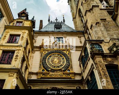 Atemberaubende Aussicht auf Gros Horloge (große Uhr), eine astronomische Uhr aus dem 14.. Jahrhundert, die sich im historischen Stadtzentrum von Rouen, Normandie, Frankreich, befindet Stockfoto