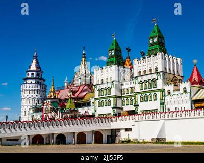 Farbige Architekturen des Izmailowski Kremls, berühmt für seinen Souvenirmarkt, Moskau, Russland Stockfoto