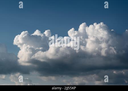 Helle Wolke am tiefblauen Himmel, abstrakte Landschaft Stockfoto