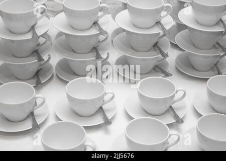 Weiße Tassen und Untertassen für Kaffee und Tee Stockfoto