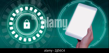Mann Hält Tablet Mit Wichtigen Botschaften Neben Vorhängeschloss Und Präsentiert Neue Ideen. Geschäftsmann Mit Mobiltelefon Mit Daten In Der Hand Und Präsentieren Stockfoto