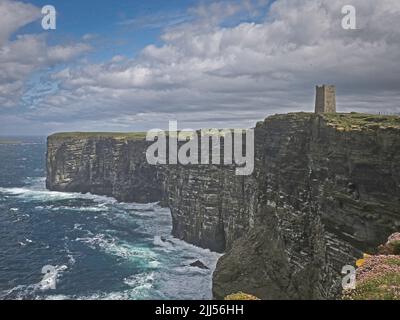 Marwick Head on Orkney mit Kitchener Memorial Stockfoto