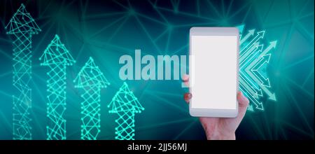 Geschäftsfrau Hand Holding Tablet Präsentiert Geschäftsdaten Durch Pfeile Nach Oben Und Digital Network . Frau Mit Mobiltelefon Präsentiert Neue Ideen Für Stockfoto