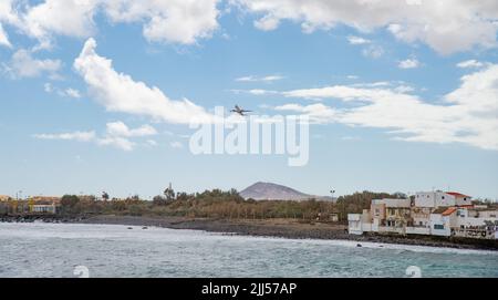 Flugzeug, das in der Nähe des Strandes von Ojos de Garza auf der Kanarischen Insel abfliegt Stockfoto