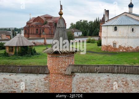 Blick auf den Jurjew-Kreml (Erzengel-Michael-Jurjewski-Kloster), die Stadt Jurjew-Polsky, eine der ältesten Städte in der Region Moskau. Vladimir Stockfoto