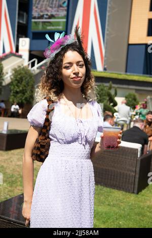 Ascot, Bergen, Großbritannien. 23.. Juli 2022. Rennfahrer, die auf der Ascot Racecourse für das QIPCO King George Diamond Day Pferderennen ankommen. Quelle: Maureen McLean/Alamy Live News Stockfoto