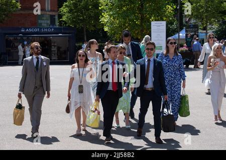 Ascot, Bergen, Großbritannien. 23.. Juli 2022. Rennfahrer, die auf der Ascot Racecourse für das QIPCO King George Diamond Day Pferderennen ankommen. Quelle: Maureen McLean/Alamy Live News Stockfoto