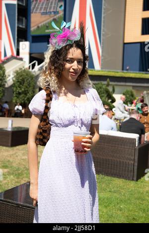 Ascot, Bergen, Großbritannien. 23.. Juli 2022. Rennfahrer, die auf der Ascot Racecourse für das QIPCO King George Diamond Day Pferderennen ankommen. Quelle: Maureen McLean/Alamy Live News Stockfoto