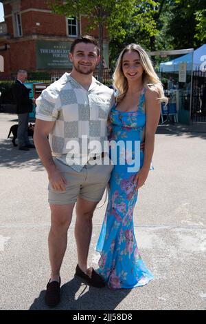 Ascot, Bergen, Großbritannien. 23.. Juli 2022. Rennfahrer, die auf der Ascot Racecourse für das QIPCO King George Diamond Day Pferderennen ankommen. Quelle: Maureen McLean/Alamy Live News Stockfoto