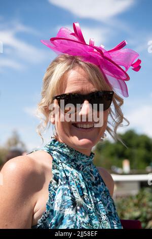 Ascot, Bergen, Großbritannien. 23.. Juli 2022. Rennfahrer, die auf der Ascot Racecourse für das QIPCO King George Diamond Day Pferderennen ankommen. Quelle: Maureen McLean/Alamy Live News Stockfoto