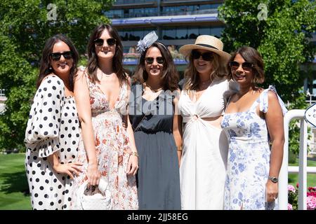 Ascot, Bergen, Großbritannien. 23.. Juli 2022. Rennfahrer, die auf der Ascot Racecourse für das QIPCO King George Diamond Day Pferderennen ankommen. Quelle: Maureen McLean/Alamy Live News Stockfoto