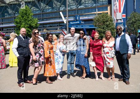 Ascot, Bergen, Großbritannien. 23.. Juli 2022. Rennfahrer, die auf der Ascot Racecourse für das QIPCO King George Diamond Day Pferderennen ankommen. Quelle: Maureen McLean/Alamy Live News Stockfoto