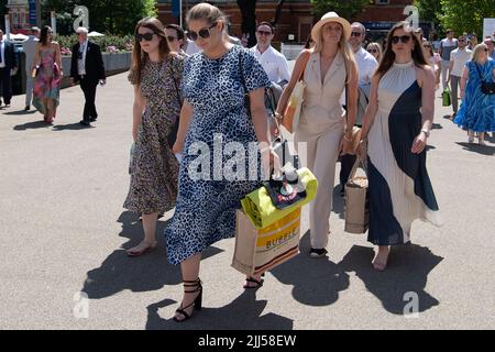 Ascot, Bergen, Großbritannien. 23.. Juli 2022. Rennfahrer, die auf der Ascot Racecourse für das QIPCO King George Diamond Day Pferderennen ankommen. Quelle: Maureen McLean/Alamy Live News Stockfoto