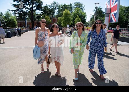 Ascot, Bergen, Großbritannien. 23.. Juli 2022. Rennfahrer, die auf der Ascot Racecourse für das QIPCO King George Diamond Day Pferderennen ankommen. Quelle: Maureen McLean/Alamy Live News Stockfoto