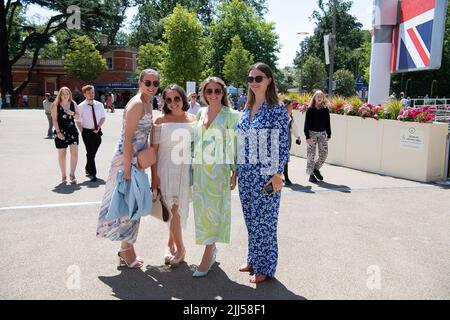 Ascot, Bergen, Großbritannien. 23.. Juli 2022. Rennfahrer, die auf der Ascot Racecourse für das QIPCO King George Diamond Day Pferderennen ankommen. Quelle: Maureen McLean/Alamy Live News Stockfoto