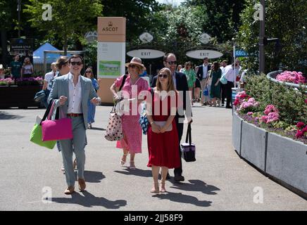 Ascot, Bergen, Großbritannien. 23.. Juli 2022. Rennfahrer, die auf der Ascot Racecourse für das QIPCO King George Diamond Day Pferderennen ankommen. Quelle: Maureen McLean/Alamy Live News Stockfoto