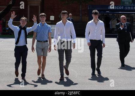 Ascot, Bergen, Großbritannien. 23.. Juli 2022. Rennfahrer, die auf der Ascot Racecourse für das QIPCO King George Diamond Day Pferderennen ankommen. Quelle: Maureen McLean/Alamy Live News Stockfoto