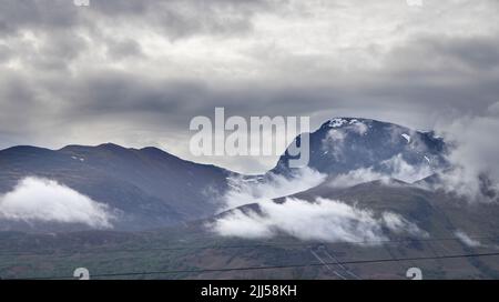 Blick auf ben nevis durch den Nebel Großbritanniens höchsten Berg auf 1345 m bei Fort william scotland Stockfoto