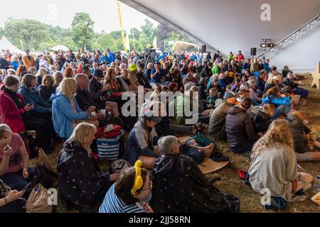 CarFest North, Cesthire, Großbritannien. 23.. Juli 2022. Sir Chris Hoy mit Louise Minchin beim StarFest, Teil des CarFest North, veranstaltet von Chris Evans. Kredit: Julian Kemp/Alamy Live Nachrichten Stockfoto