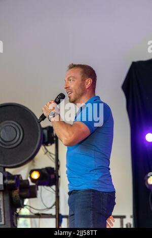 CarFest North, Cesthire, Großbritannien. 23.. Juli 2022. Sir Chris Hoy mit Louise Minchin beim StarFest, Teil des CarFest North, veranstaltet von Chris Evans. Kredit: Julian Kemp/Alamy Live Nachrichten Stockfoto