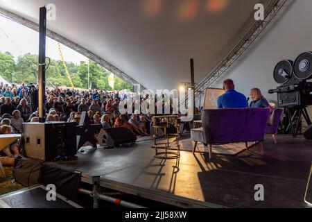 CarFest North, Cesthire, Großbritannien. 23.. Juli 2022. Sir Chris Hoy mit Louise Minchin beim StarFest, Teil des CarFest North, veranstaltet von Chris Evans. Kredit: Julian Kemp/Alamy Live Nachrichten Stockfoto