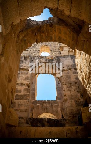 Blick in die Ruinen des riesigen römischen Amphitheaters in El Jem, Tunesien. Stockfoto