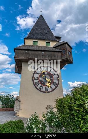 Wunderschön des Uhrturms auf dem Schlossberg an einem sonnigen Sommertag mit blauem Himmel und Wolken im Hintergrund, Graz, Österreich Stockfoto