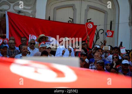 Tunis, Tunesien. 23.. Juli 2022. Tunesische Demonstranten heben am 23. Juli 2022 während einer Demonstration entlang der Habib Bourguiba Avenue in der tunesischen Hauptstadt Tunis gegen ihren Präsidenten und beim bevorstehenden Verfassungsreferendum am 25. Juli 2022 Fahnen und Plakate. (Foto von Yassine Mahjoub/Sipa USA) Quelle: SIPA USA/Alamy Live News Stockfoto