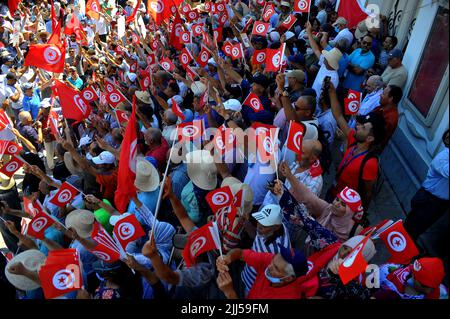 Tunis, Tunesien. 23.. Juli 2022. Tunesische Demonstranten heben am 23. Juli 2022 während einer Demonstration entlang der Habib Bourguiba Avenue in der tunesischen Hauptstadt Tunis gegen ihren Präsidenten und beim bevorstehenden Verfassungsreferendum am 25. Juli 2022 Fahnen und Plakate. (Foto von Yassine Mahjoub/Sipa USA) Quelle: SIPA USA/Alamy Live News Stockfoto