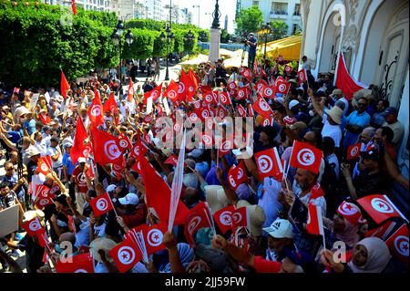 Tunis, Tunesien. 23.. Juli 2022. Tunesische Demonstranten heben am 23. Juli 2022 während einer Demonstration entlang der Habib Bourguiba Avenue in der tunesischen Hauptstadt Tunis gegen ihren Präsidenten und beim bevorstehenden Verfassungsreferendum am 25. Juli 2022 Fahnen und Plakate. (Foto von Yassine Mahjoub/Sipa USA) Quelle: SIPA USA/Alamy Live News Stockfoto