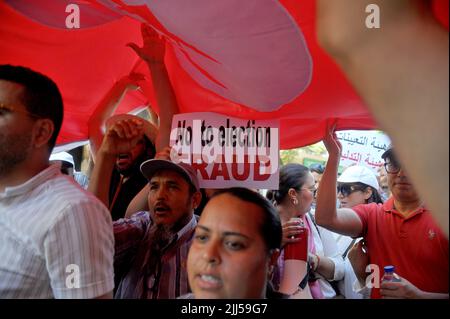 Tunis, Tunesien. 23.. Juli 2022. Tunesische Demonstranten heben am 23. Juli 2022 während einer Demonstration entlang der Habib Bourguiba Avenue in der tunesischen Hauptstadt Tunis gegen ihren Präsidenten und beim bevorstehenden Verfassungsreferendum am 25. Juli 2022 Fahnen und Plakate. (Foto von Yassine Mahjoub/Sipa USA) Quelle: SIPA USA/Alamy Live News Stockfoto