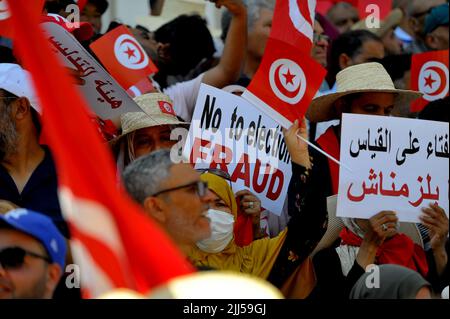 Tunis, Tunesien. 23.. Juli 2022. Tunesische Demonstranten heben am 23. Juli 2022 während einer Demonstration entlang der Habib Bourguiba Avenue in der tunesischen Hauptstadt Tunis gegen ihren Präsidenten und beim bevorstehenden Verfassungsreferendum am 25. Juli 2022 Fahnen und Plakate. (Foto von Yassine Mahjoub/Sipa USA) Quelle: SIPA USA/Alamy Live News Stockfoto